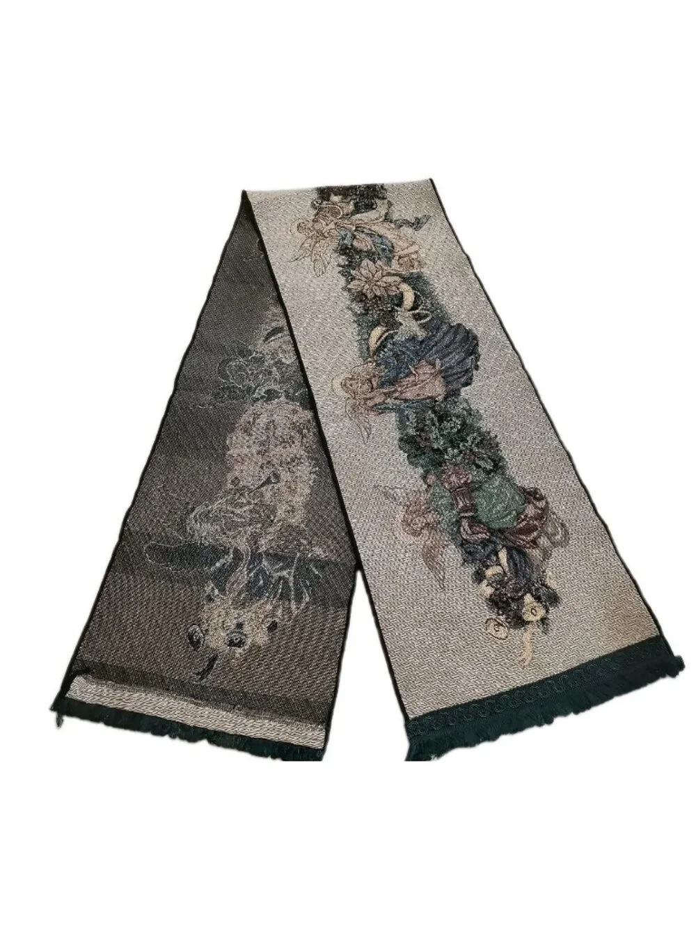 Vintage-style table runner featuring a romantic angel design 70
